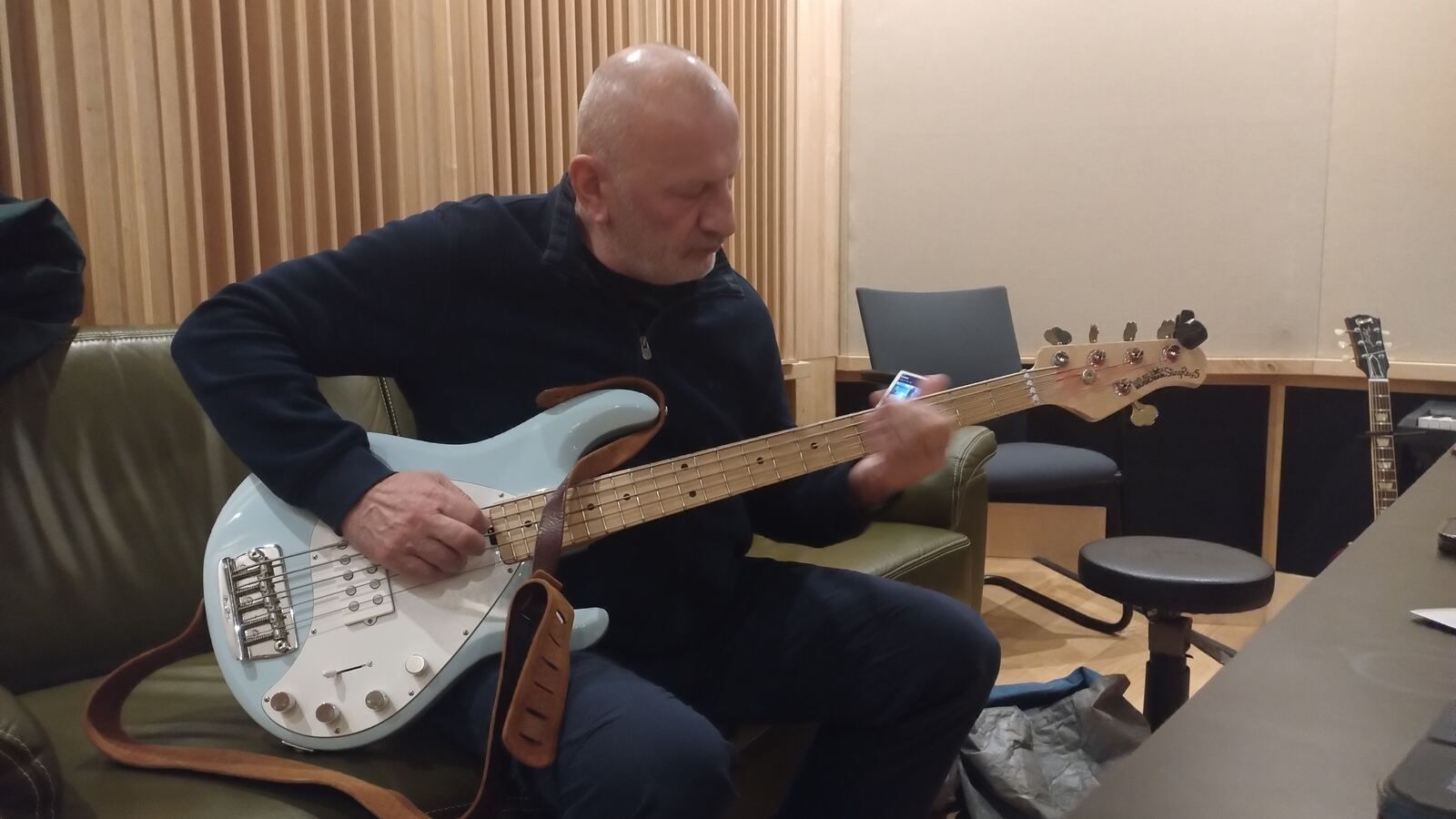 Józef Palinka z gitarą basową w reżyserce